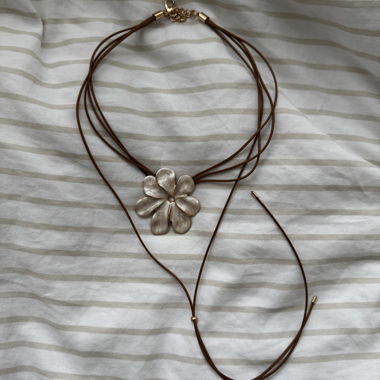 Blumen-Collier mit Lederband