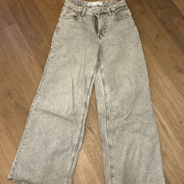 Graue Wide-Leg-Jeans