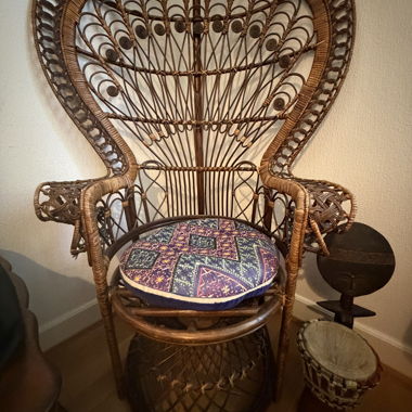 Poltrona in rattan con cuscino stile Emmanuelle