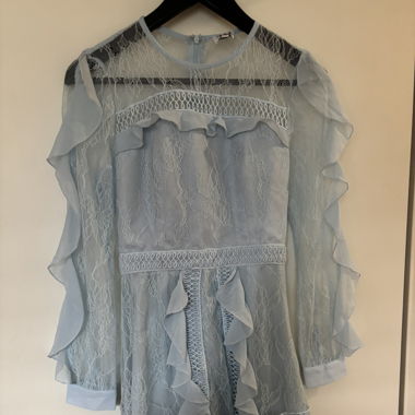 Robe bleu clair avec dentelle d'une douceur incroyable