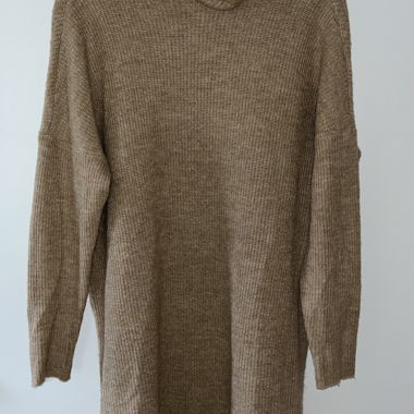 Beiger Strickrollkragenpullover-Kleid