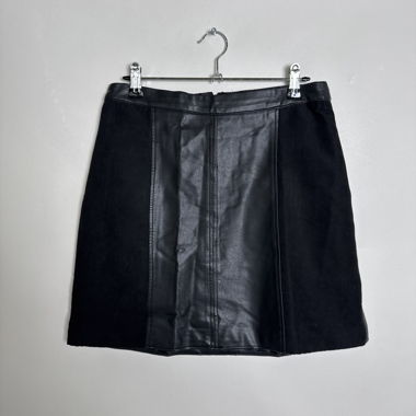 Jupe courte en faux cuir noire