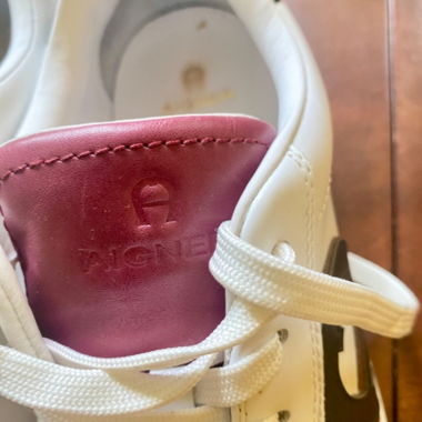 Weiße Aigner-Sneakers in Weiss/Bordeaux.