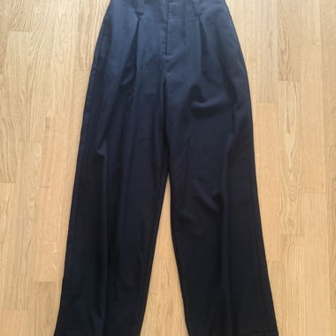 Reserved schwarze Hosen mit weitem Bein S