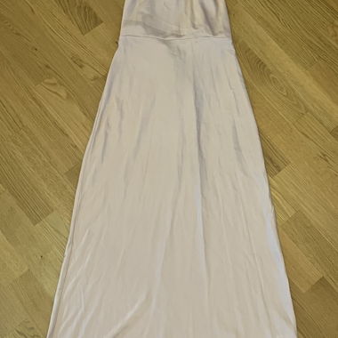 Robe longue en satin rose