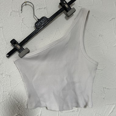 Top crop NA-KD a una spalla con coste (bianco)