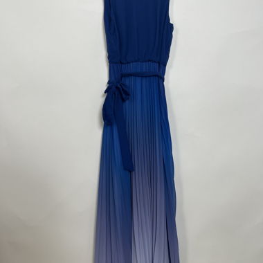 Robe mi-longue bleue plissée