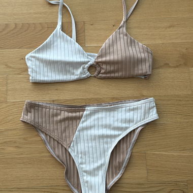 Zweiteiliges Bikini gestreift creme und mocca