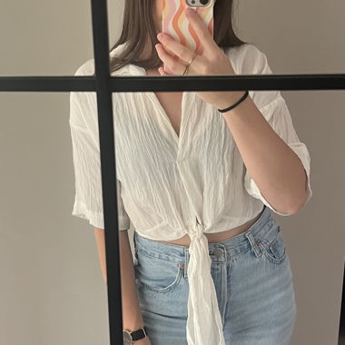 Blusa bianca a maniche corte con nodo