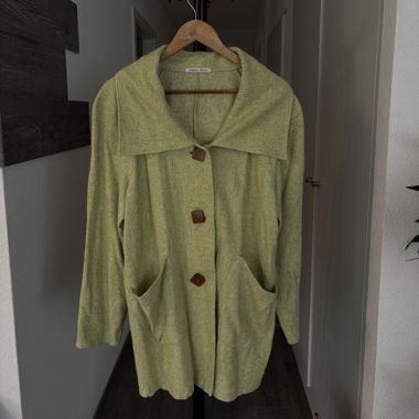 Grüner Mantel mit Knöpfen