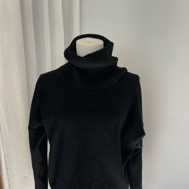 Schöner Kragenpullover schwarz 