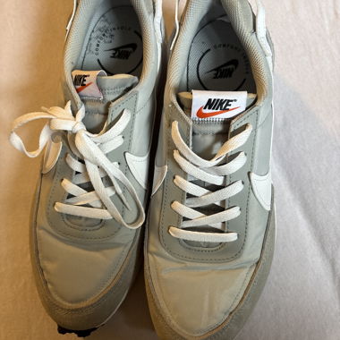 Hellegraue Nike Sneaker