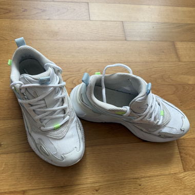 Weisse Sneaker Gr. 37