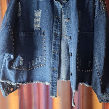 Giacca di jeans strappata con borchie