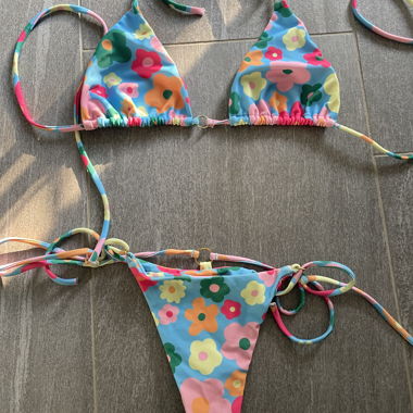 Ensemble de bikini coloré à motif floral