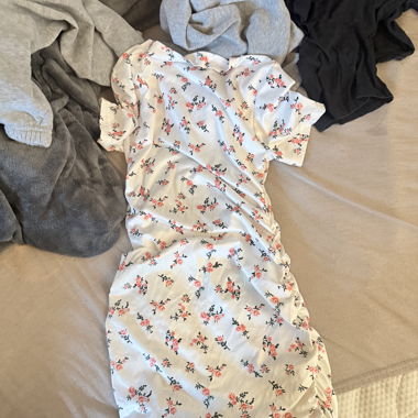 Abito floreale con spacco sul retro