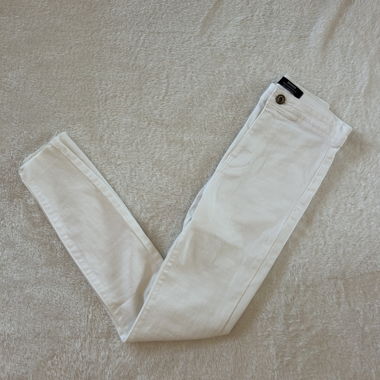 Eng anliegende weisse Jeans