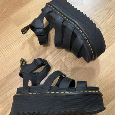 Sandales à plateforme Dr. Martens