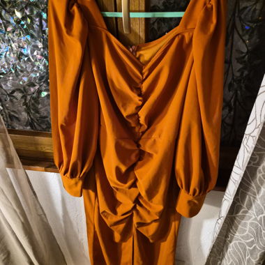 Vestito arancione a maniche lunghe arricciato