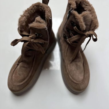 Comodi stivali in suede color cognac con caldo interno in pelliccia sintetica. Confortevoli, eleganti e perfetti per il freddo.