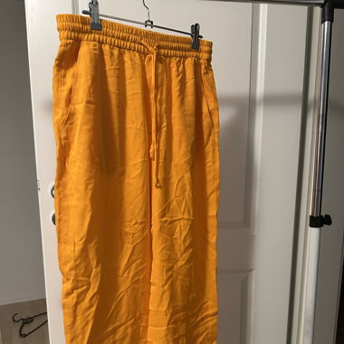Leuchtend orange Hose 