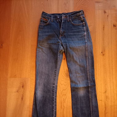 dunkle jeans