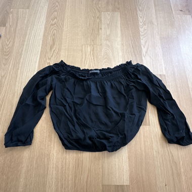 Blouse noire décolleté épaules