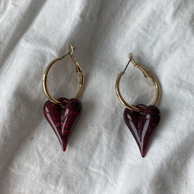 Boucles d’oreilles créoles en ton or avec breloques cœur