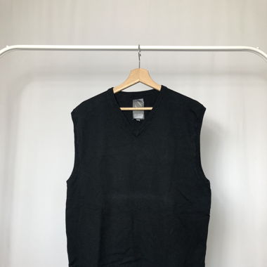 sleeveless black sweater 