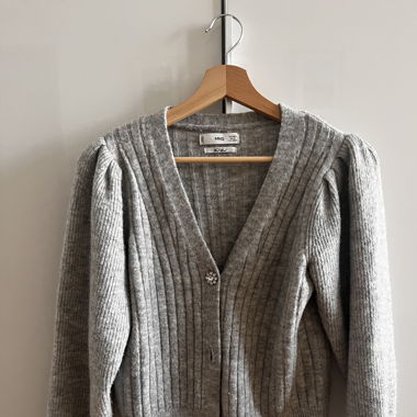 Grauer Cardigan/Strickjacke