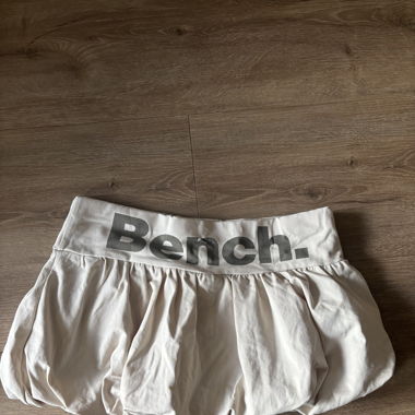 Bench. balloon skirt