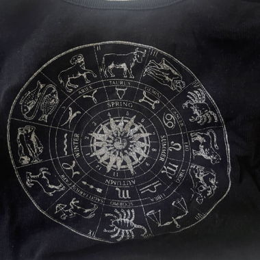 Top con stampe astrologiche 
