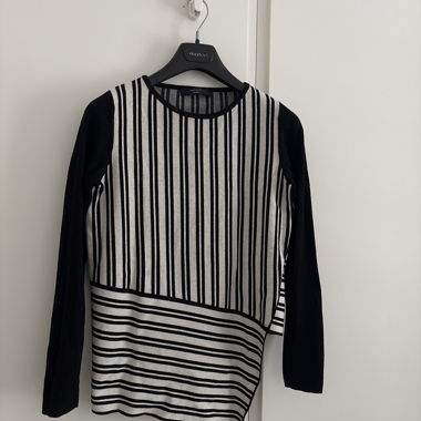 Maglione a maniche lunghe a righe nero e bianco