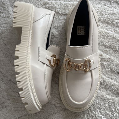 Mocassins beige clair à chaîne