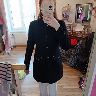 Schwarzer winter mantel
