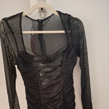 Schwarzes Kleid mit Raffung