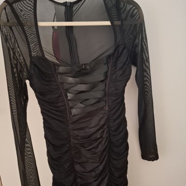 Vestito nero con arricciatura