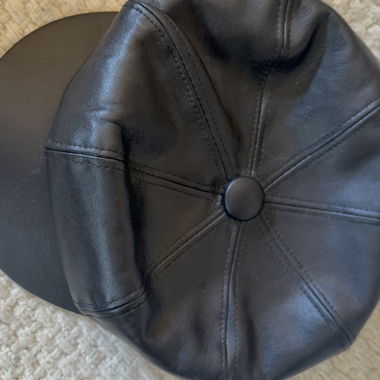Schwarze Lederkappe