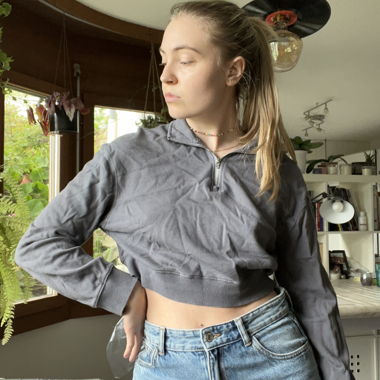 blauer Pulli bauchfreu