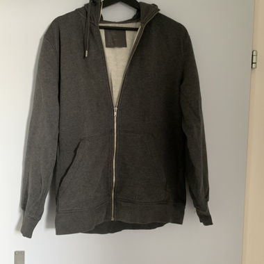 Veste à capuche foncée à fermeture éclair