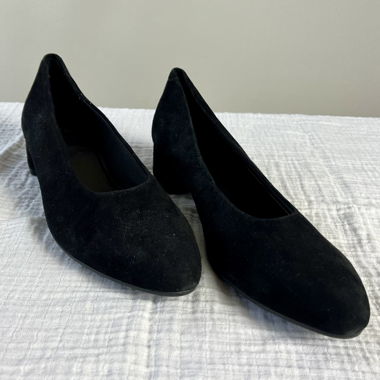 Black velvet pumps by Vagabond