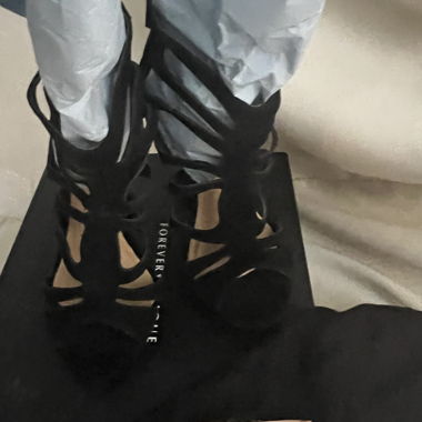 Schwarze Sandalen mit hohen Absätzen