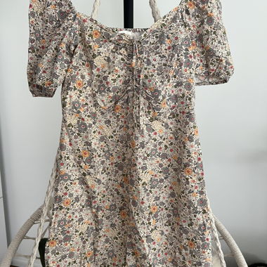 Robe fleurie à manches bouffantes