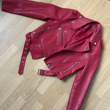 Veste motard rouge en cuir synthétique