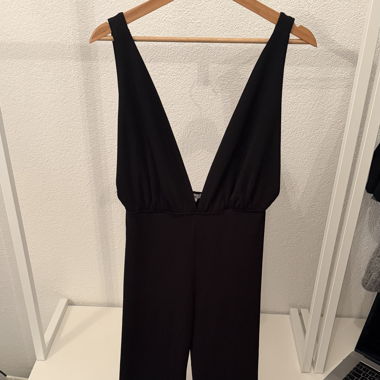 Schwarzer Jumpsuit mit tiefem V-Ausschnitt