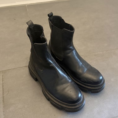 Black Boots 