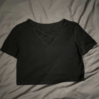 Top corto nero con scollo a V