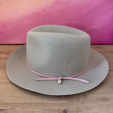 Cappello in feltro grigio con nastro rosa