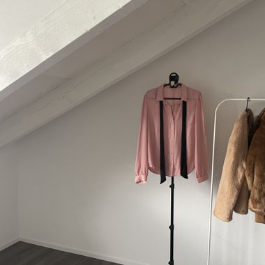 Altrosa Bluse mit schwarzer Schleife