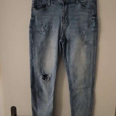 Jeans slim délavés déchirés